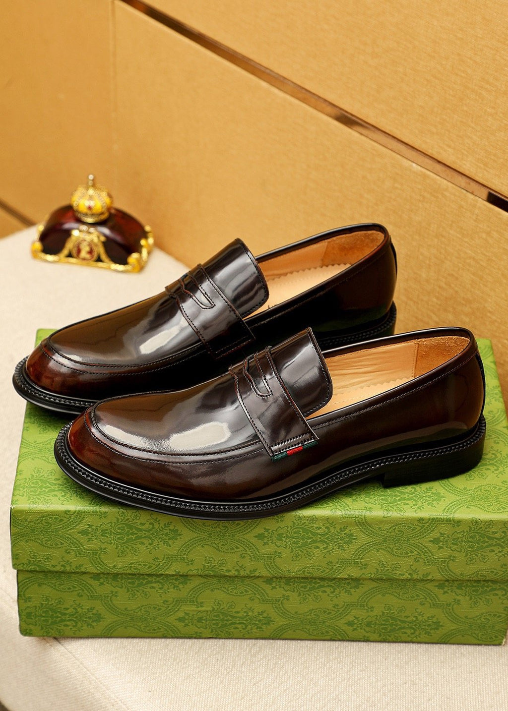 GUCCI Glossy Strap Loafers